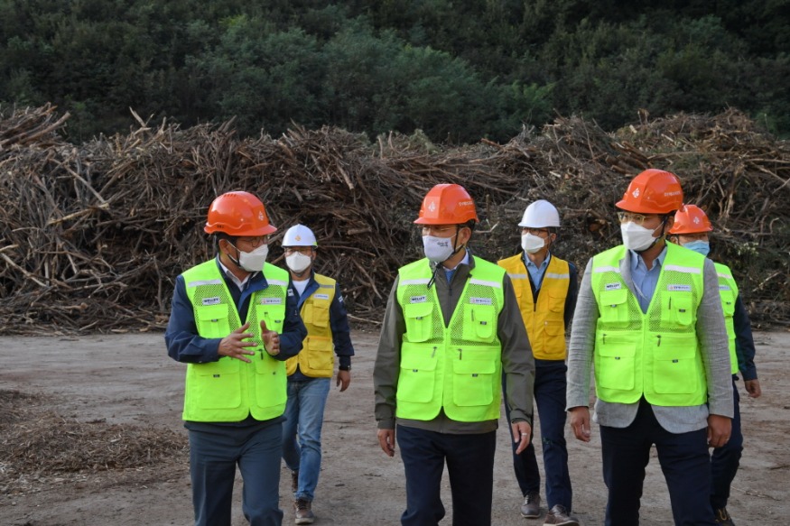 사진1_박종호 산림청장(가운데) 미이용 산림생물자원(산림바이오매스)을 활용한 목재 압축 연료(목재펠릿) 생산지 방문.JPG
