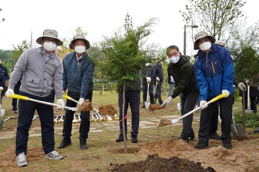 사진1_최병암 산림청장(오른쪽 두번째) 목재분야 기업인과 탄소중립의 숲 조성 나무심기.JPG